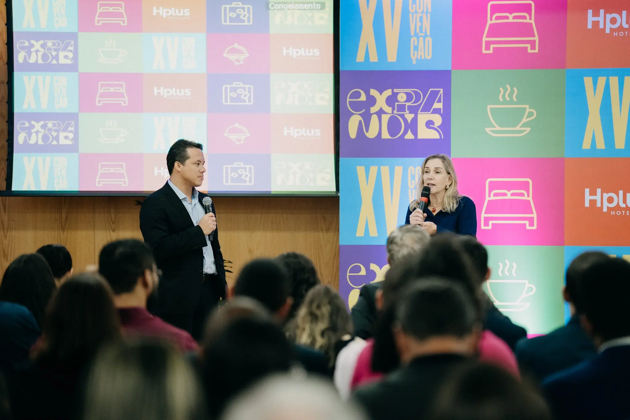 João Paulo Rocha, Head de Negócios da Hplus Hotelaria, e Paula Faure, diretora-executiva da rede, durante a 15ª Convenção Anual da companhia - Crédito: divulgação