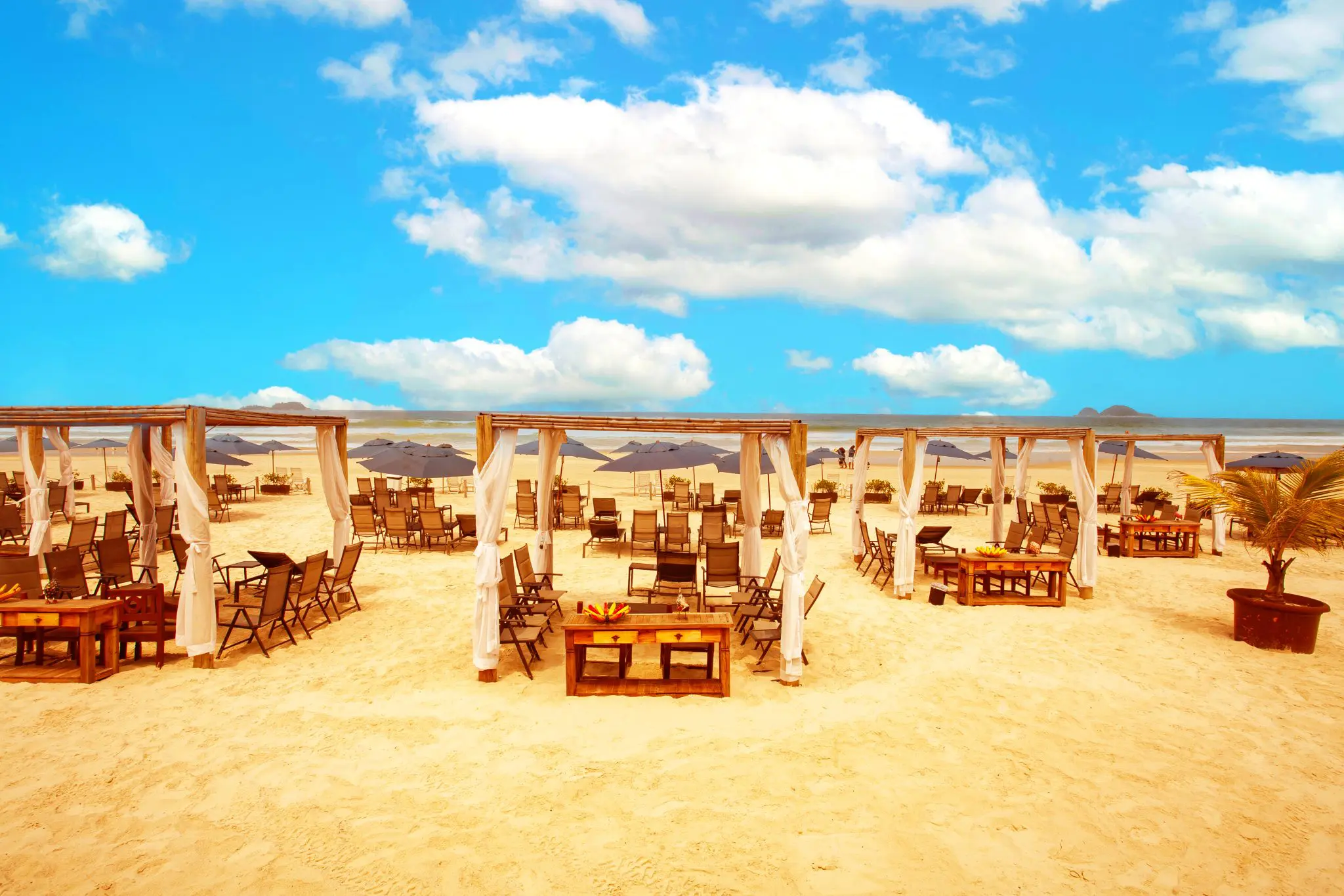 Beach Club do Casa Grande Hotel oferece serviço de praia, espreguiçadeiras, bangalôs e clima descontraído à beira da Praia da Enseada. - Crédito: Fernando Moraes