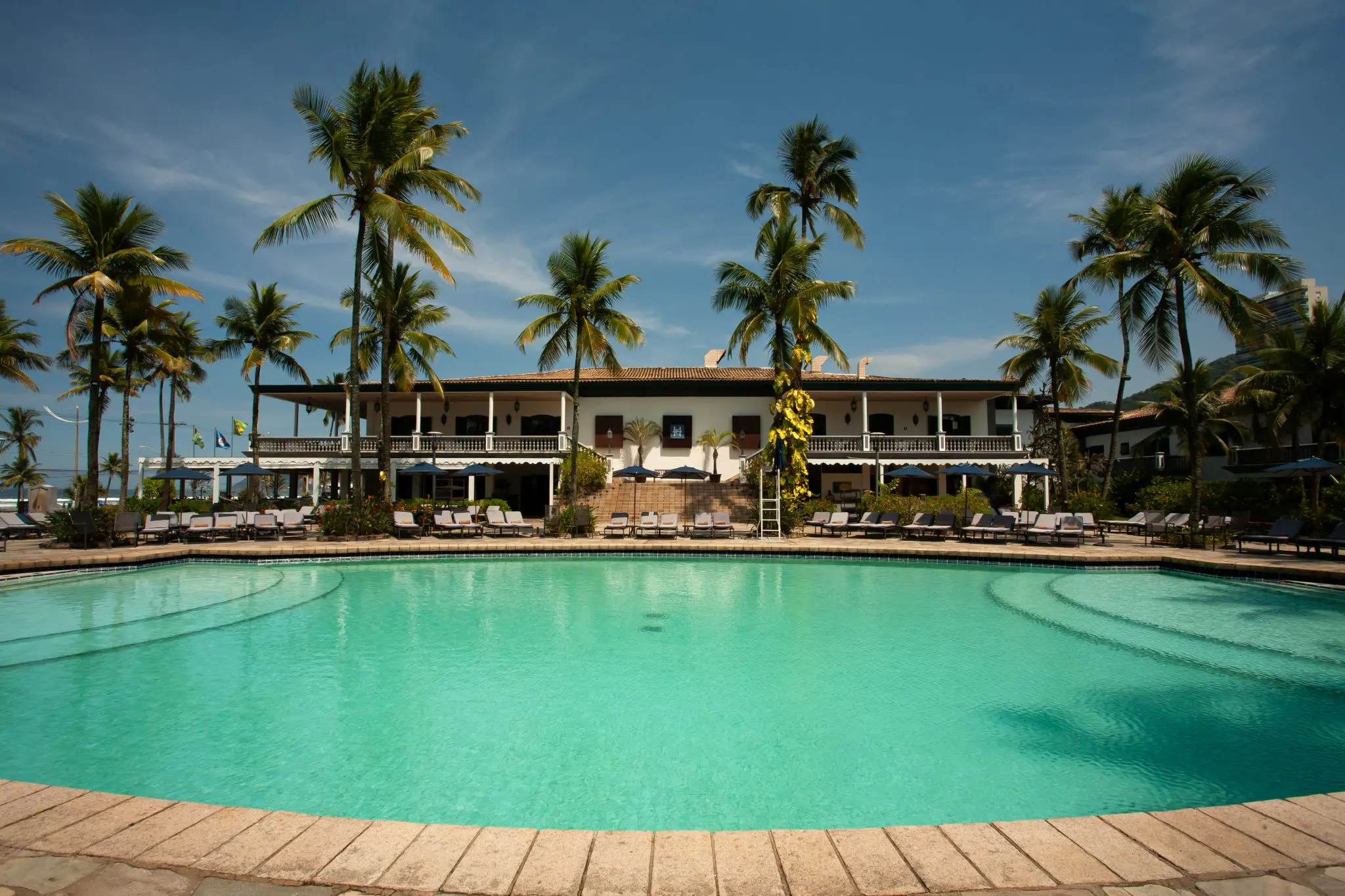 Piscina externa climatizada do Casa Grande Hotel integra lazer, conforto e vista privilegiada para o litoral paulista. - Crédito: Fernando Moraes