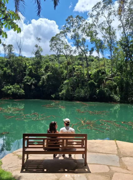 Jardins e lagos do complexo cultural reforçam o caráter imersivo de Inhotim, que vai além do conceito tradicional de museu - Crédito: Instagram Inhotim