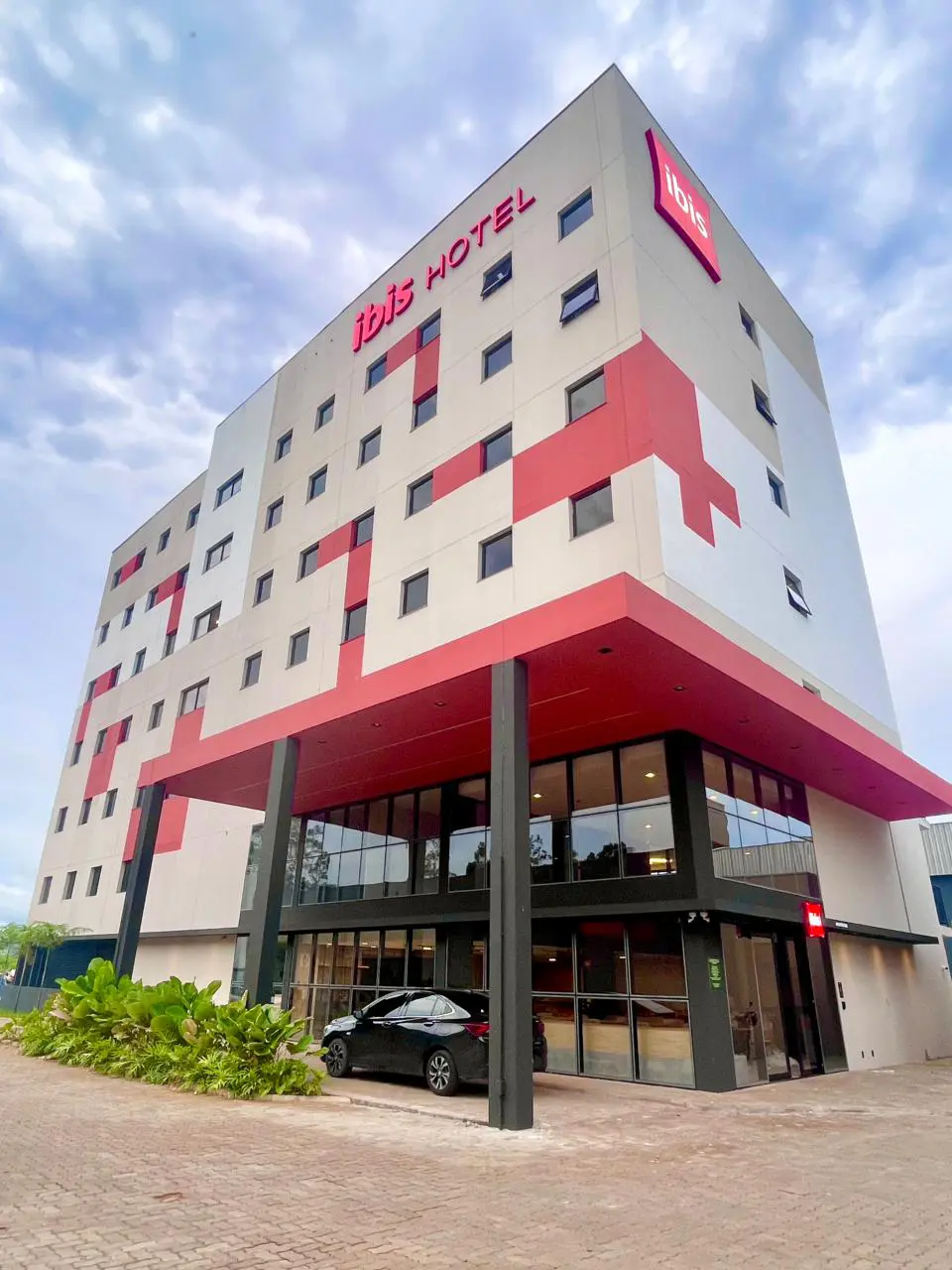 Fachada do novo ibis Araguaína, segundo empreendimento da parceria entre a Hplus Hotelaria e a Accor no Brasil - Crédito: divulgação