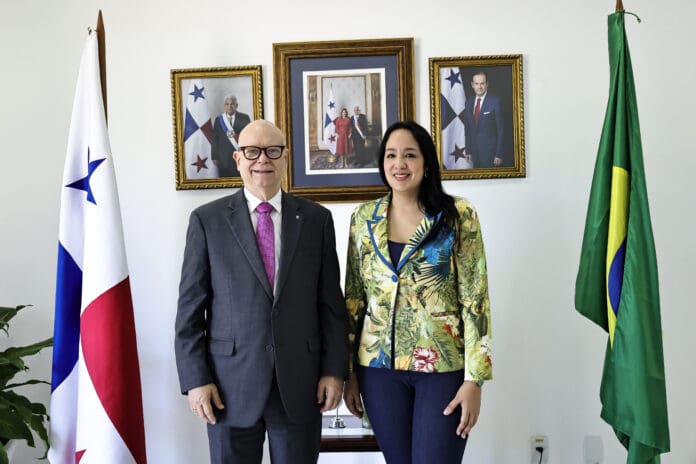 Embaixador do Panamá no Brasil, Flavio Gabriel Méndez Altamirano e Gabriella Rodriguez, Gerente Comercial de Viagens do Visit Panamá - Foto: Divulgação Visit Panama/Denise Rodrigues