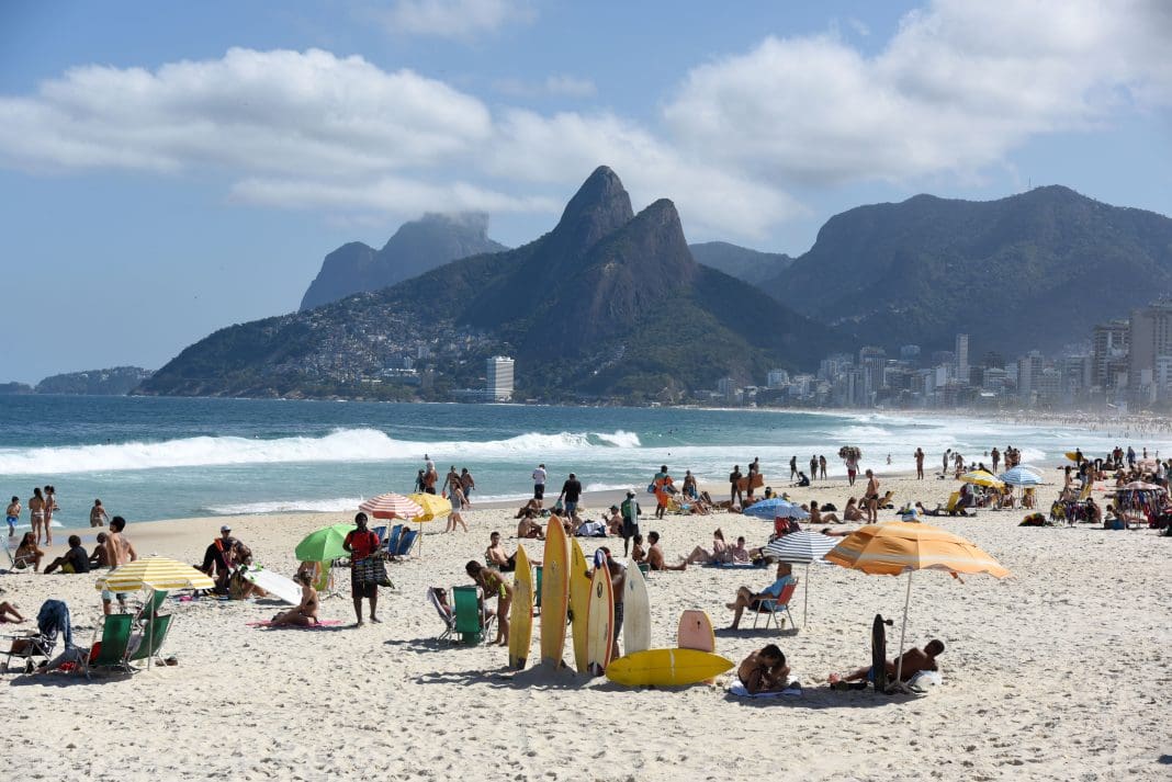 Vista da orla do Rio de Janeiro durante o verão, período que deve movimentar R$ 12,8 bilhões na economia da cidade em 2026. - Crédito: Alexandre Macieira/Ritour