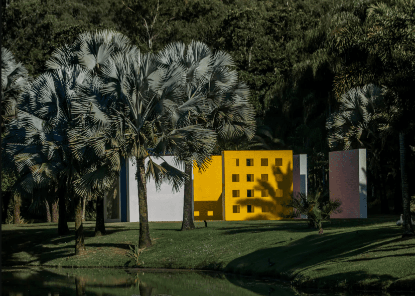 Screenshot - 2026-01-07T122630.292 Obras distribuídas em meio ao jardim botânico transformam a visita a Inhotim em um percurso que une natureza, cultura e arquitetura - Crédito: site oficial Inhotim - NYT